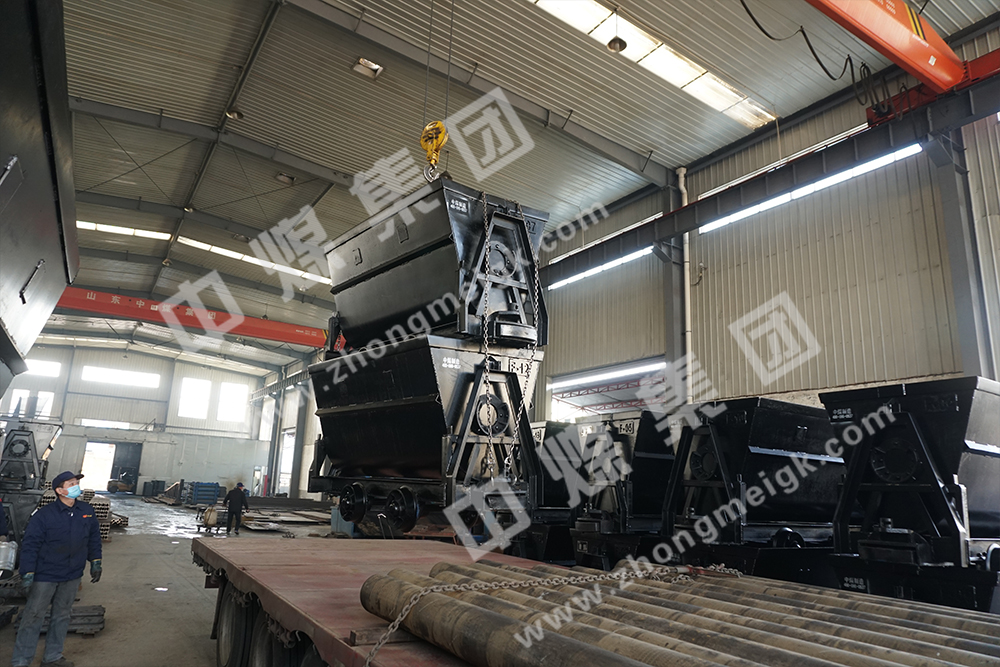 中煤集团一批矿车、平板车设备分别发往黑龙江和新疆